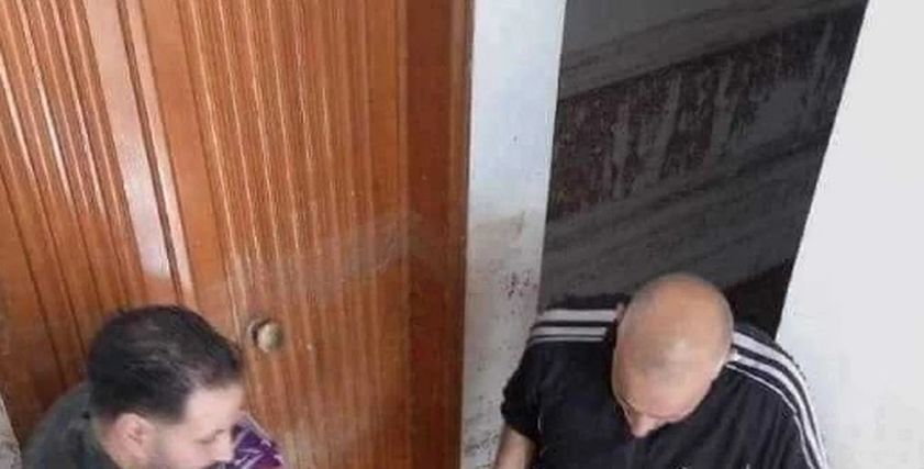 انتشال عجوز في مدينة درنة