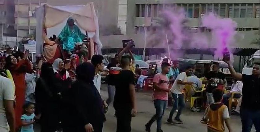 العروسان أثناء حفل الزفاف في بولاق الدكرور