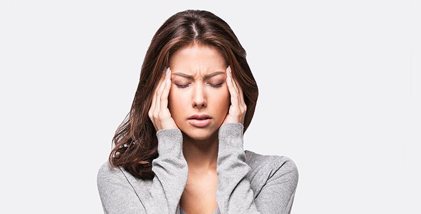 أعراض الصداع.. الترجيع والحساسية من الصوت والضوء