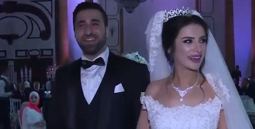 عروسان يختارن موسيقى لريال مدريد اثناء تقطيع التورتة