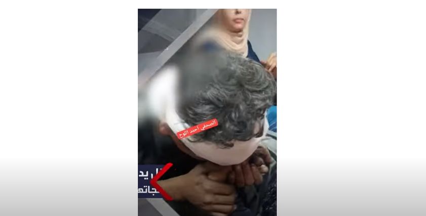 طفل يقب يد والدته