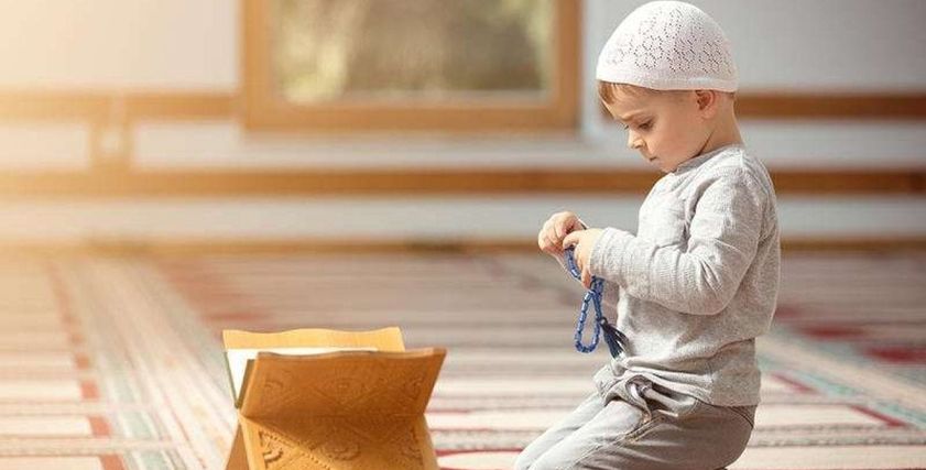 طفل يؤم بوالدته الصلاة