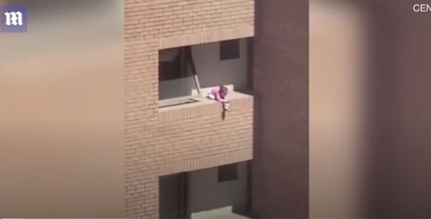 بالفيديو| على حافة الموت.. فتاة تلهو على الشرفة