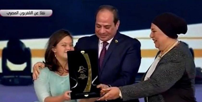 لحظة تكريم الرئيس لخالة السباحة فريدة