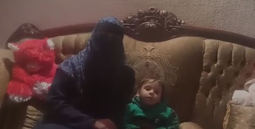 الطفل ريان مع والدته