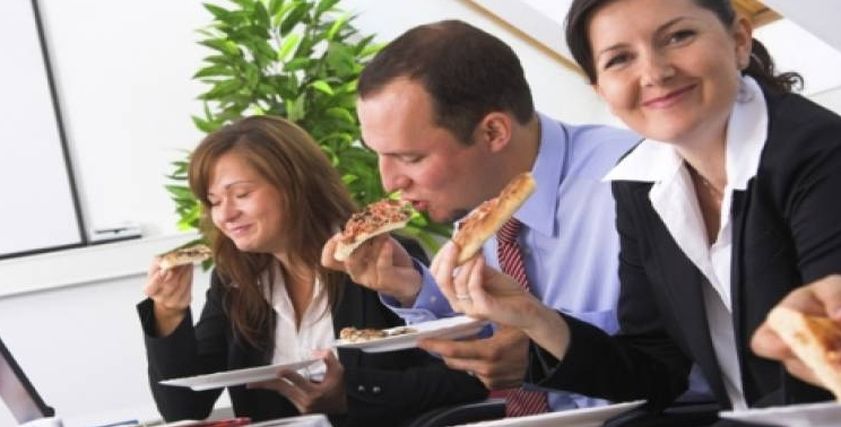 تناول الطعام خلال ساعات العمل