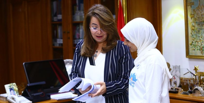 والي تستقبل الفتاه دنيا التي رشحتها مؤسسة بلان لتشارك و تعايش تجربة وزيرة التضامن الاجتماعي