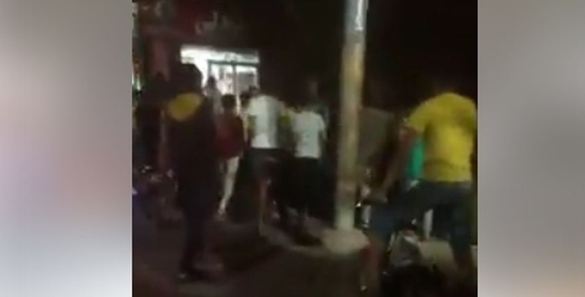 شباب يحاولوا التحرش بـ 3 فتيات في الشارع
