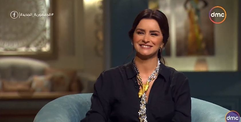 الفنانة نور