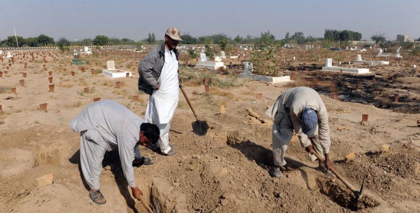 متطوعون يبحثون عن الأطفال المدفونين بالمقابر