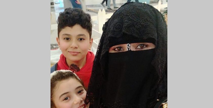 الأم سما الفخراني ونجلها «جاسر» وابنتها «أيتن»