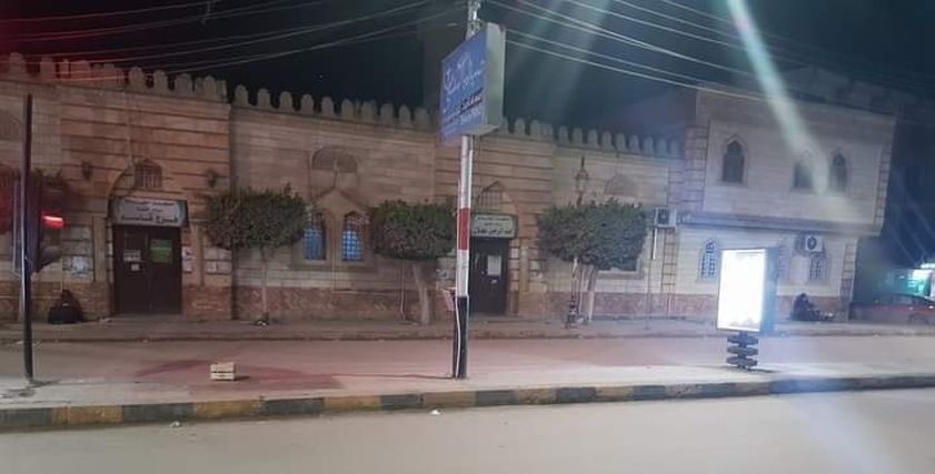 «أم أحمد» على الرصيف تبيع المناديل