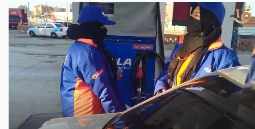 فتيات يعملن في بنزينه بمطروح