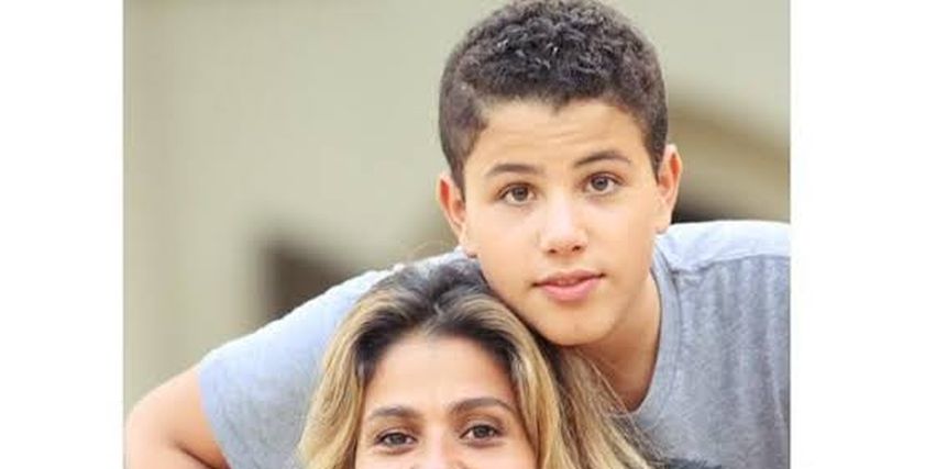 زينة عاشور وابنها عبدالله