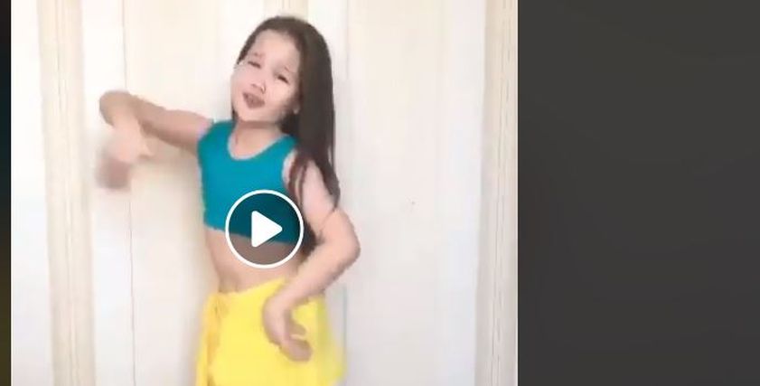 وصلة رقص لطفلة على أنغام