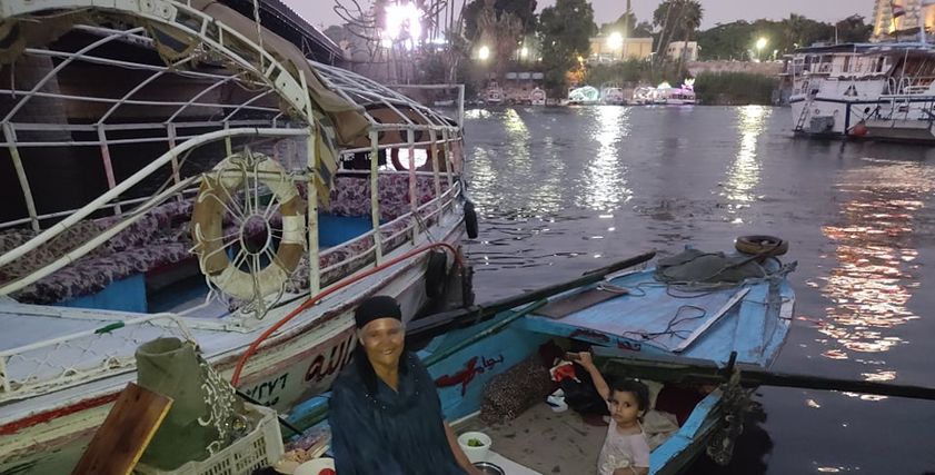 فوقية فرج تعيش بقارب في النيل