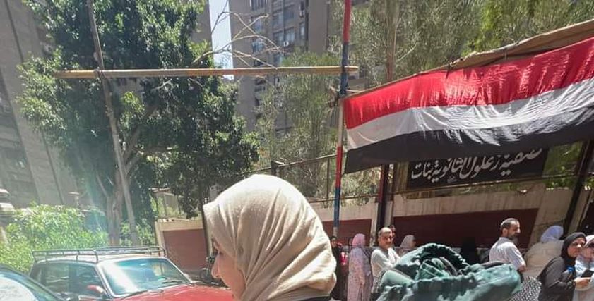 أم تخطف الأنظار في انتظار ابنتها خلال امتحانات الثانوية العامة