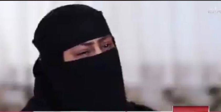 الممرضة تبكي ابنتها