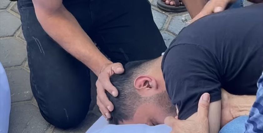 شاب يودع زوجته الحامل