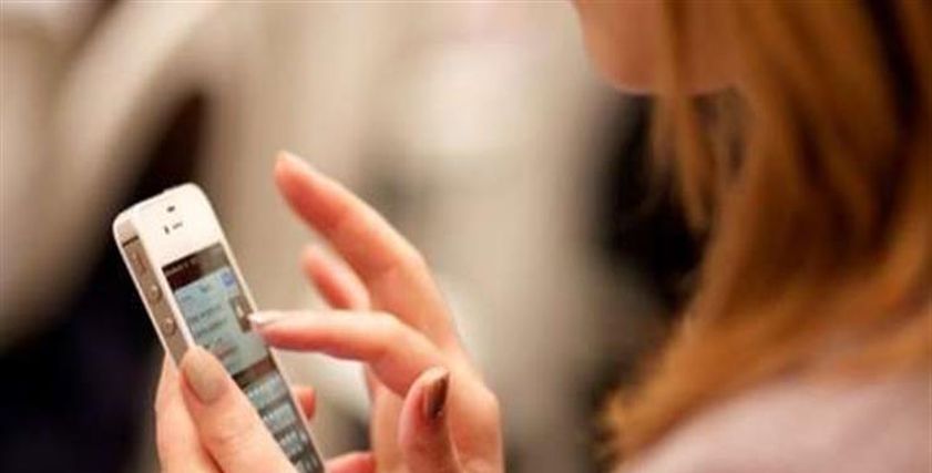 الإفتاء تحذر من التفتيش في هاتف الزوج