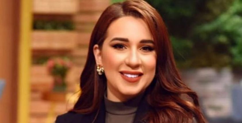 الفنانة أسما شريف منير