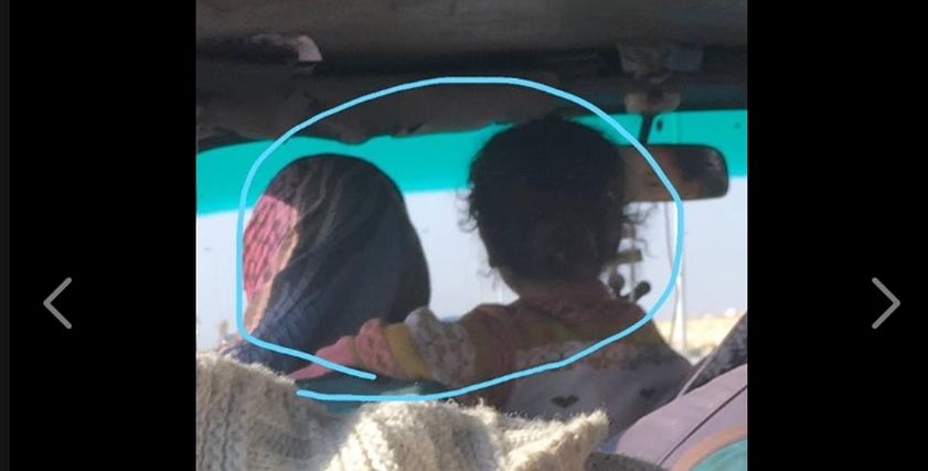 تداول لقطة لاحتضان سائقة ميكروباص طفلتها أثناء القيادة