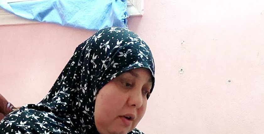«حنان» تجلس على سريرها