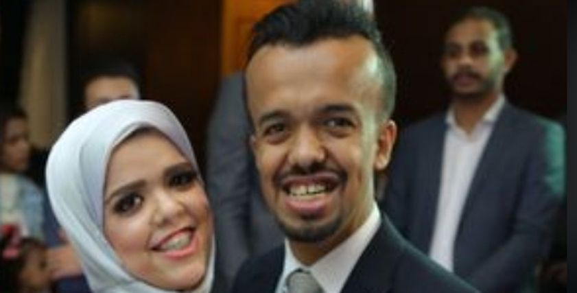 عروسان من قصار القامة