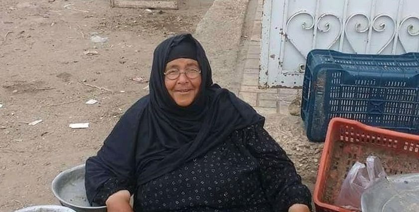 «آمنة» بائعة الفاكهة تجلس فى سوق بالبرلس