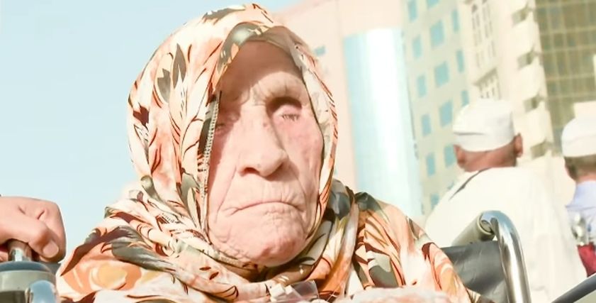 مسنة مغربية أثناء أداء مناسك الحج