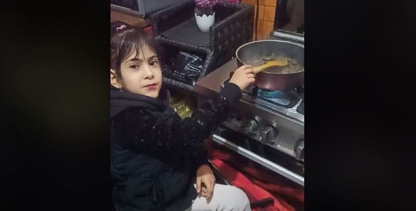 «لوجين» الشيف الطفلة على الكرسي المتحرك