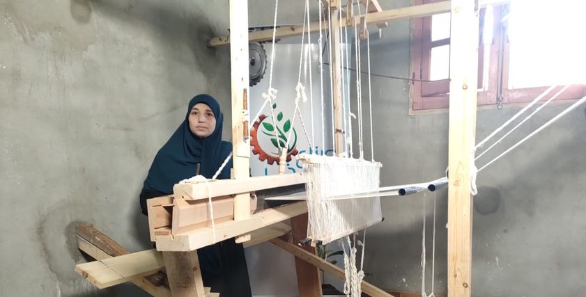 أميرة محمود والنول اليدوي في بيتها