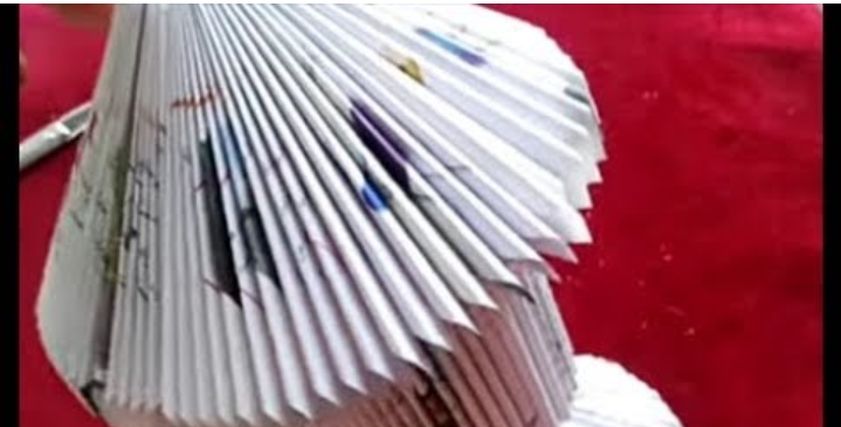 طريقة عمل زينة رمضان بورق الكتب- تعبيرية