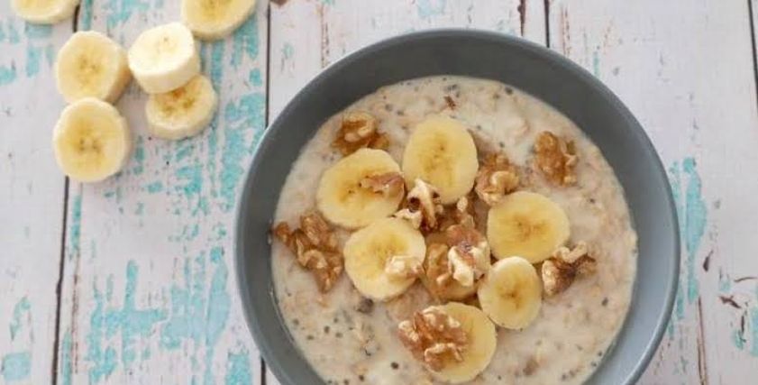 طبق سلطة الموز بالشوفان والمكسرات
