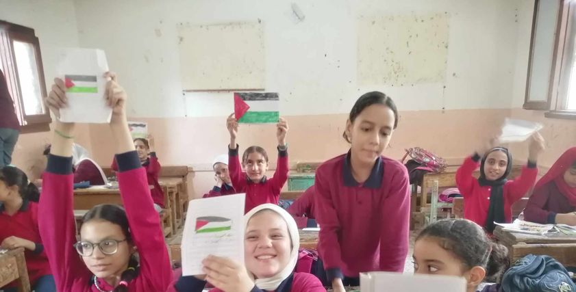 أطفال يحتفون بأعلام فلسطين دعمًا لغزة