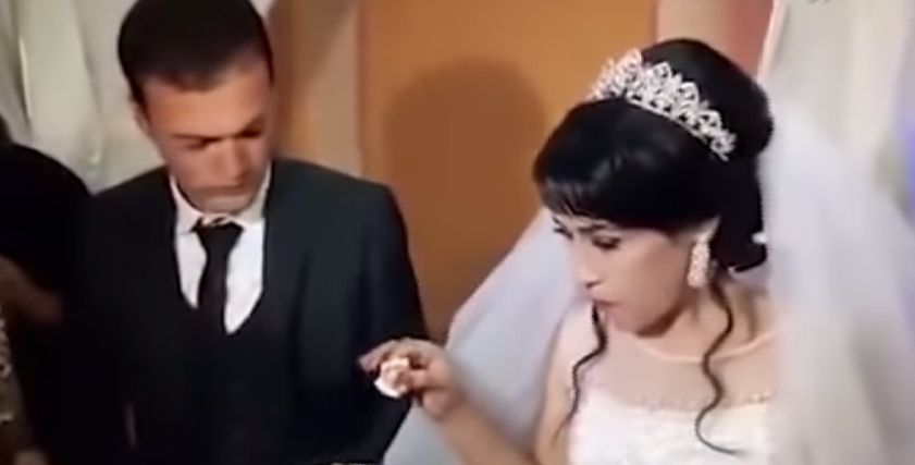 بالفيديو| عريس يصفع عروسه خلال حفل زفافهما