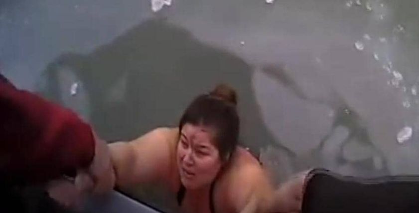 السيدة الأمريكية خلال انتشالها من المياه المتجمدة