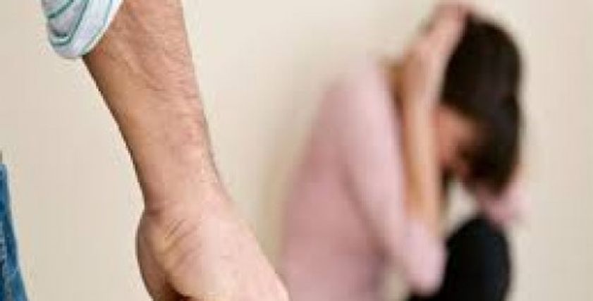 رجل يعتدي على زوجته ويهددها بسلاح ناري.. مبررا ذلك بـ