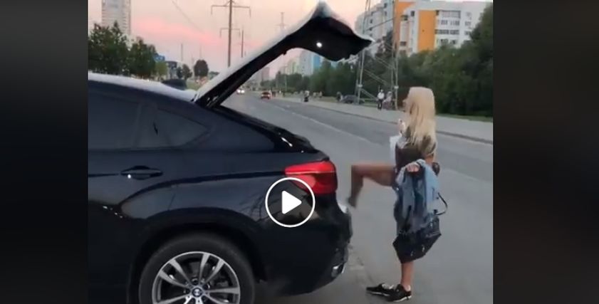 فتاة تغلق صندوق سيارتها بطريقة غريبة