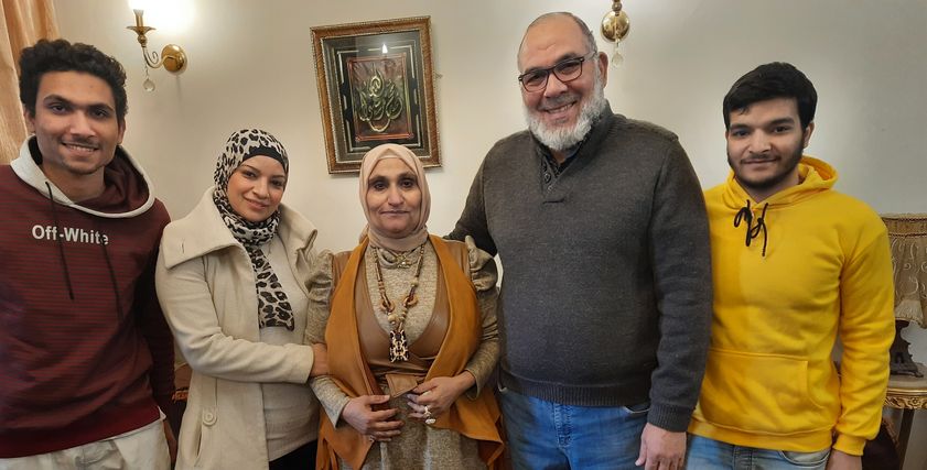 سيدة وأسرتها