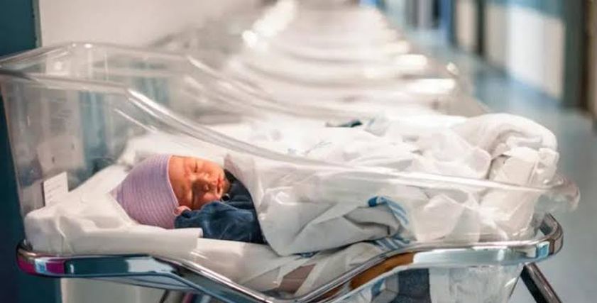 طفل رضيع في الحضانة