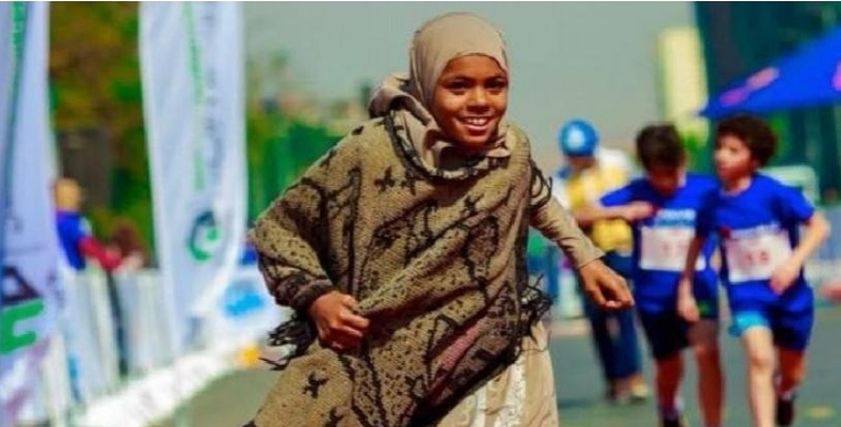 الطفلة مروة بائعة مناديل