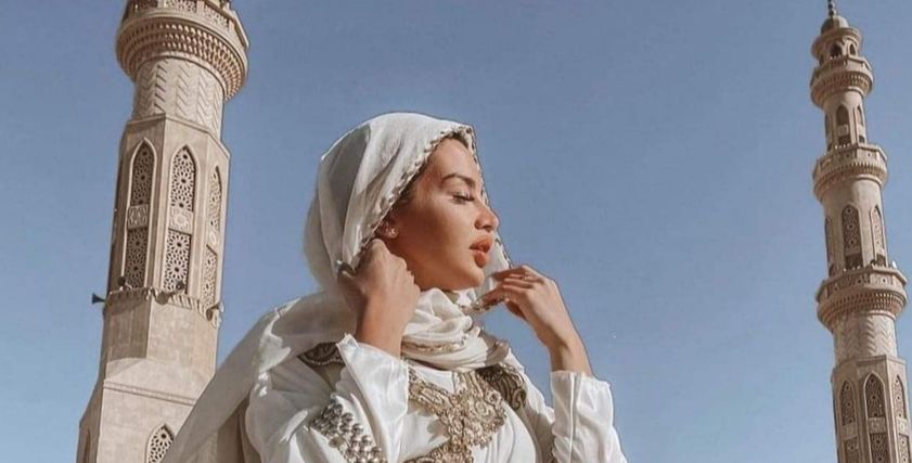 جلسة تصوير الراقصة جوهرة بساحة مسجد الميناء بالغردقة