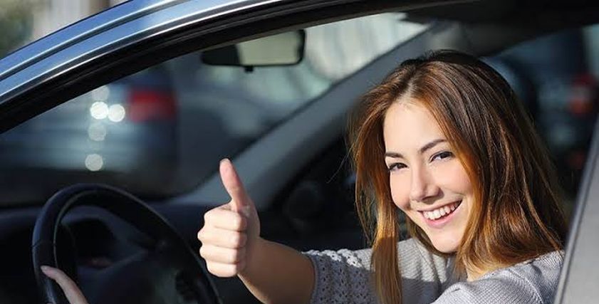 صورة أرشيفية لسيدة تقود سيارة