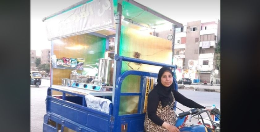 رانيا محمد بائعة شاي وقهوة على تروسيكل