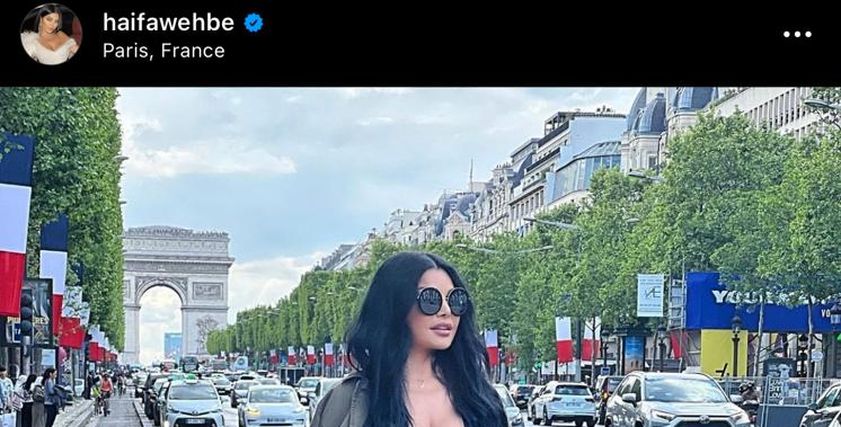 هيفاء وهبي بإطلالة «كاجوال» خاطفة للأنظار في شوارع باريس