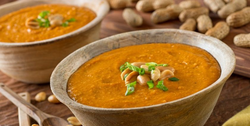 طبق شوربة عدس بالسجق