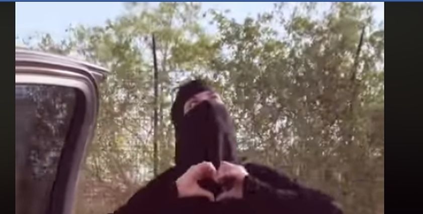 منتقبة تؤدي  رقصة كيكي