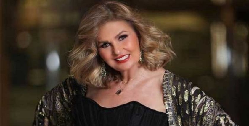 الفنانة يسرا