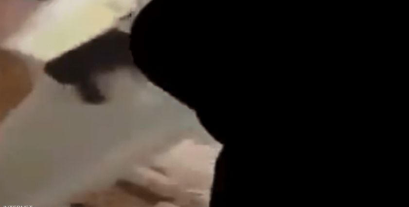 السعودية تبحث عن صاحب الفيديو الذي عذب زوجته وبناته